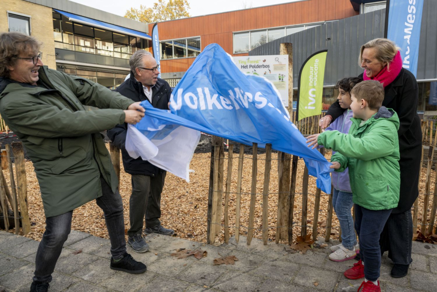 groep mensen die een banner vasthouden