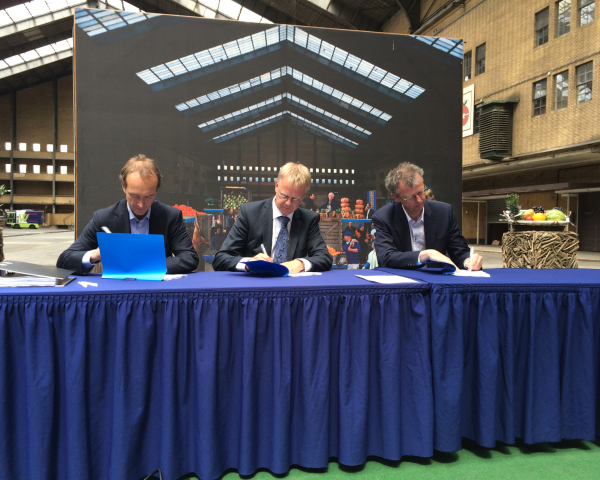 20140514_FCA_contractondertekening.jpg