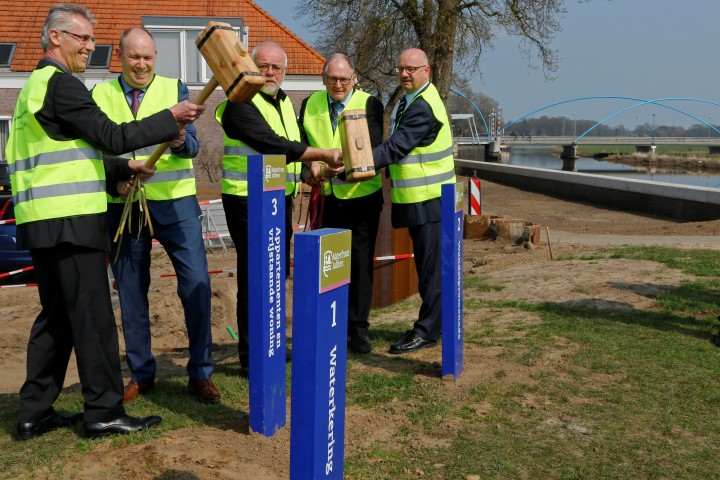 Dalfsen Bestuurders slaan paal in de grond 2 (Small).jpg